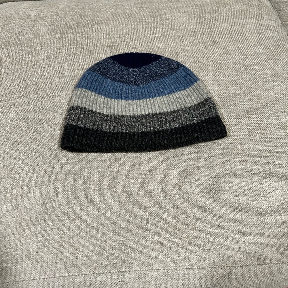 SALE‼️Mens beanie hat. Multi colored.